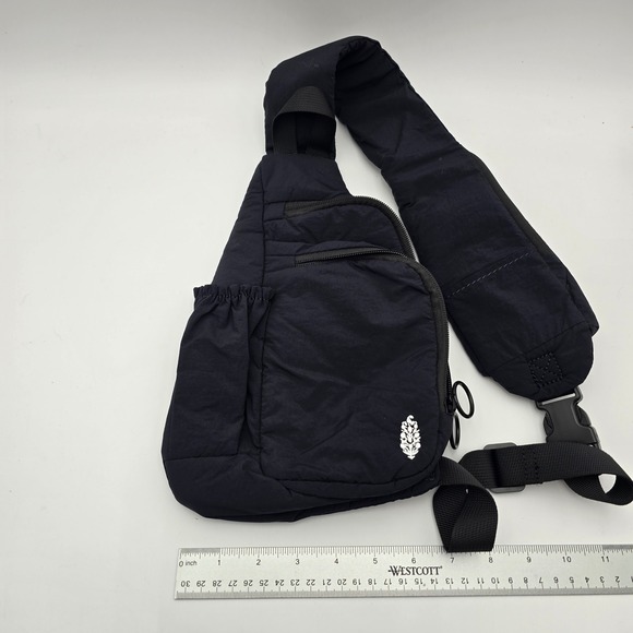 Free People Black Nylon Sling Bag Crossbody Chest Pack Adjustable Strap - Picture 6 of 6